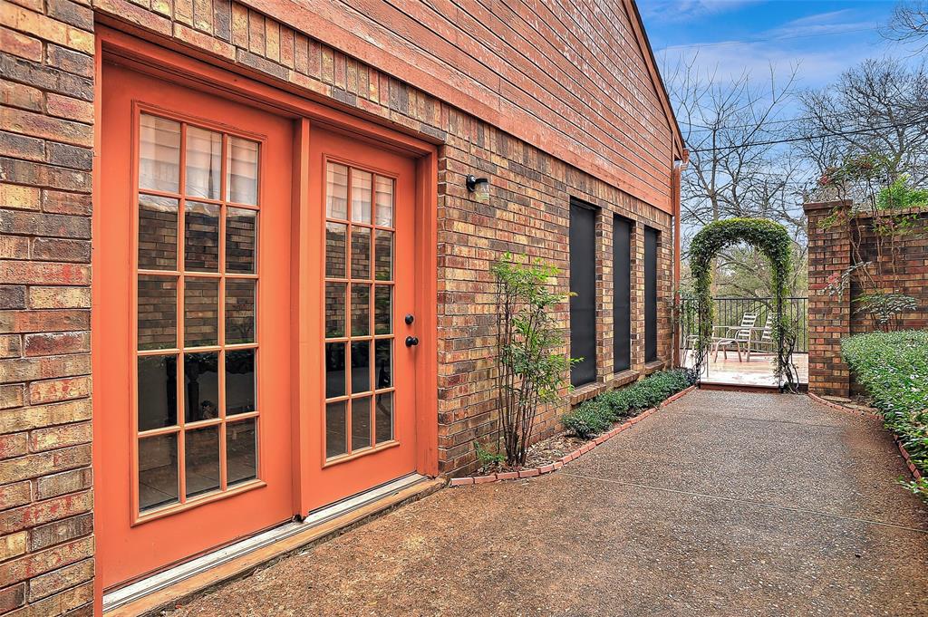 16 Village Green Ct, Denison, TX 75020