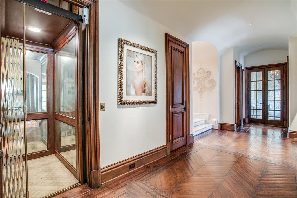 5445 N Dentwood Dr, Dallas, TX 75220