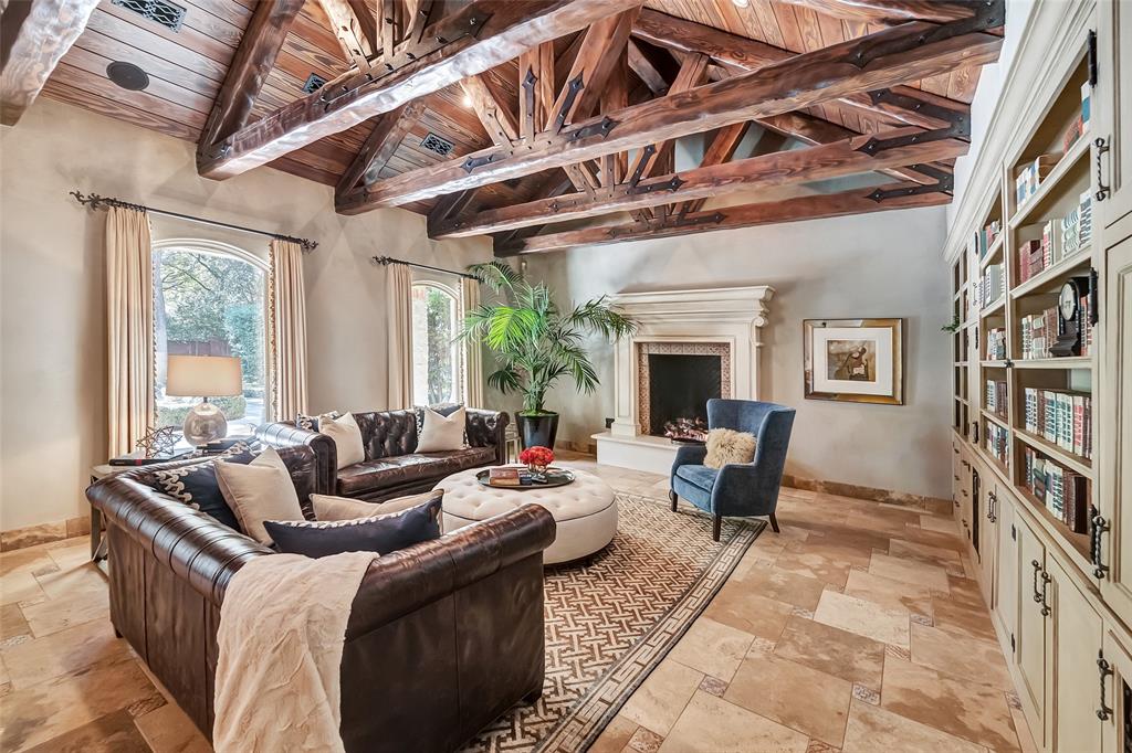 8537 Meadowbrook Dr, Fort Worth, TX 76120