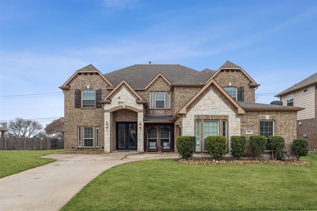 920 E Danbury Dr