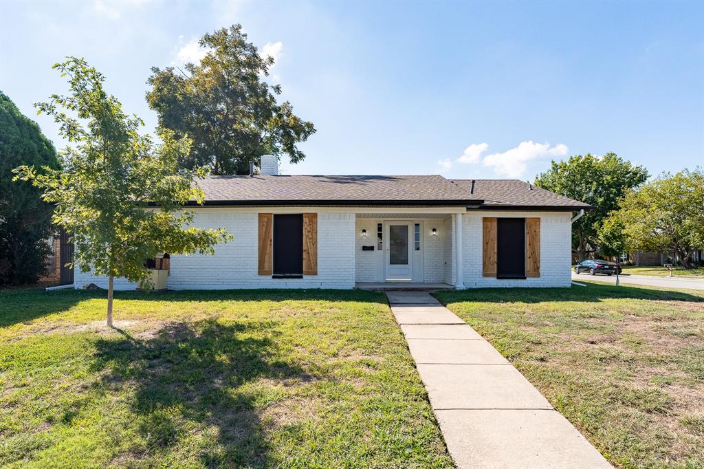 1002 Carriagehouse Ln